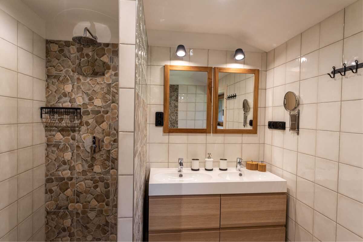 Koupelny Velkého apartmánu ubytování U Justina na břehu jsou vybaveny krásnými zrcadly a umyvadly.