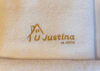 Všechny ručníky, které na ubytování mohou hosté najít jsou s logem ubytování U Justina na břehu.