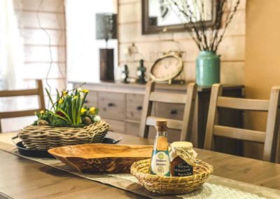 Krásně prostřený velikonoční stůl ve společenské místnosti ubytování u Justina chaloupka